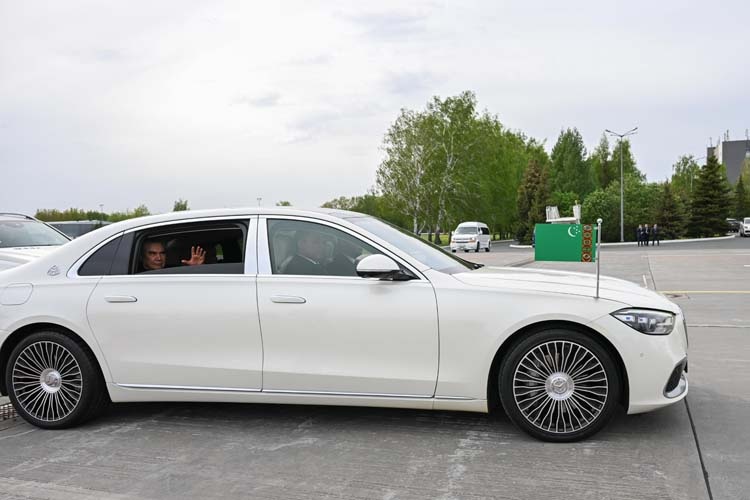    Белый цвет у Бердымухамедова — любимый. К трапу подали белый Maybach, ровно на таком же Бердымухамедов выезжал из Ашхабада. Привезли оттуда или здесь нашли подходящую модель?.   
Фото: rais.tatarstan.ru