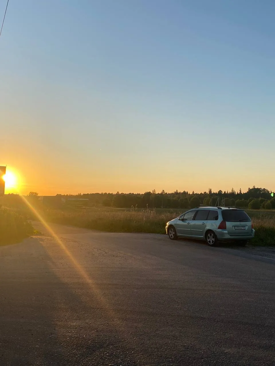 Фото: Яркий представитель — Peugeot 307 SW на летнем солнце
