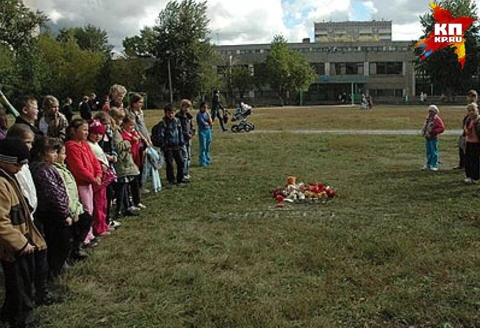 Тело школьницы нашли на школьном стадионе