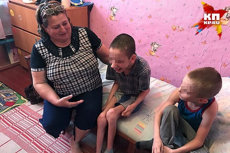 Галина Кочкина - ближайшая соседка Крайновых. Она тоже многодетная мама, у неё своих четверо и в 2015-м году они с мужем взяли на воспитание двух мальчиков-инвалидов из интерната. На фото - её родной сын Егор (справа) и Олег (слева). Фото: Дина КАРПИЦКАЯ.