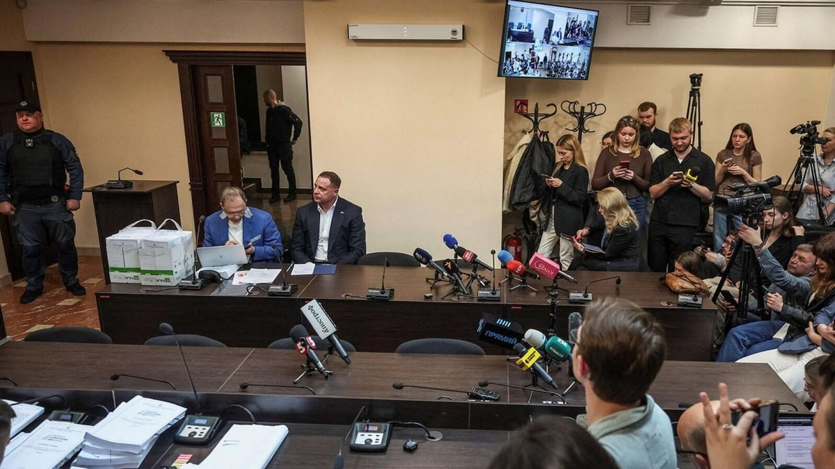 Ермак в суде. На столе 16 томов его дела на 4000 страниц