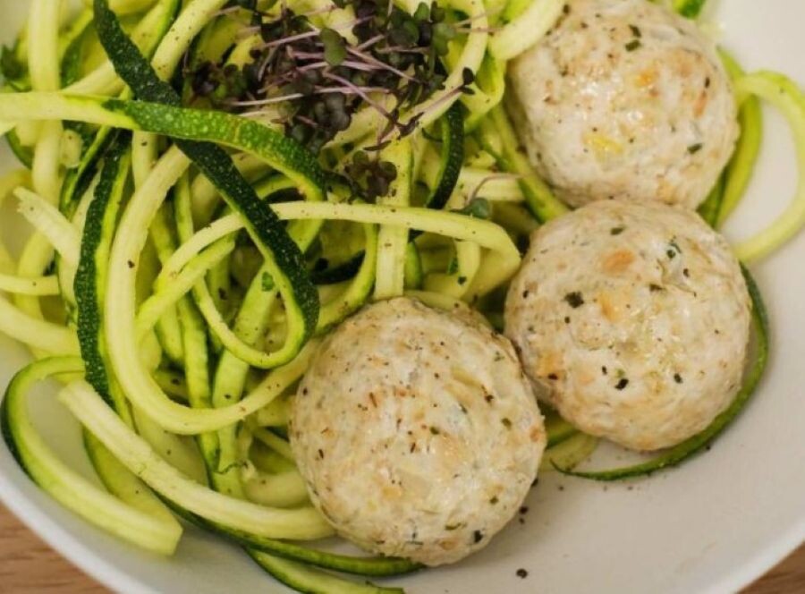 фрикадельки с яблоком с салатам из свежего цукини на ужин - полезно и вкусно!