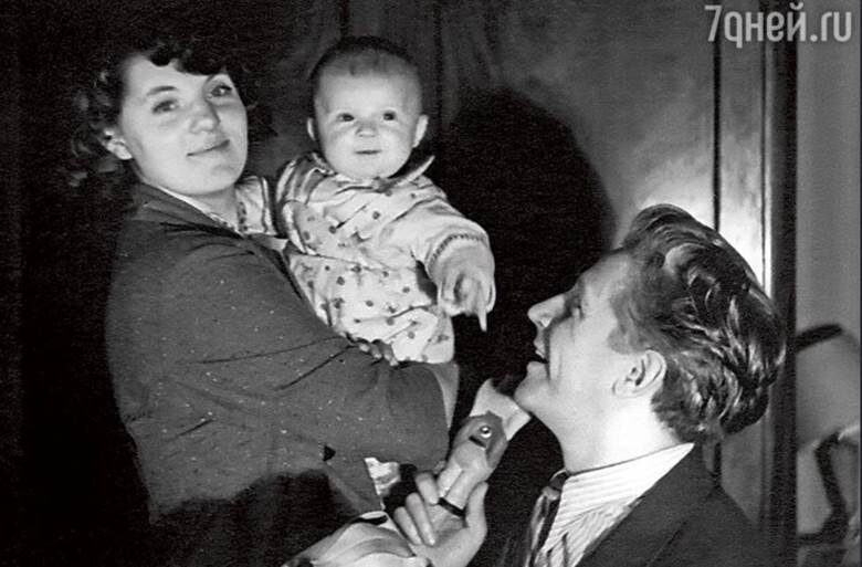 Театральная семья -Зинаида Шарко, Игорь Владимиров и их сын Иван. Источник фото https://7days.ru/caravan/2015/6/syn-zinaidy-sharko-mama-v-otlichie-ot-freyndlikh-ne-khochet-ob-ottse-vspominat.htm