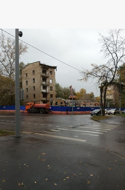 Рядом с новым домом тем временем активизируется "реновация"