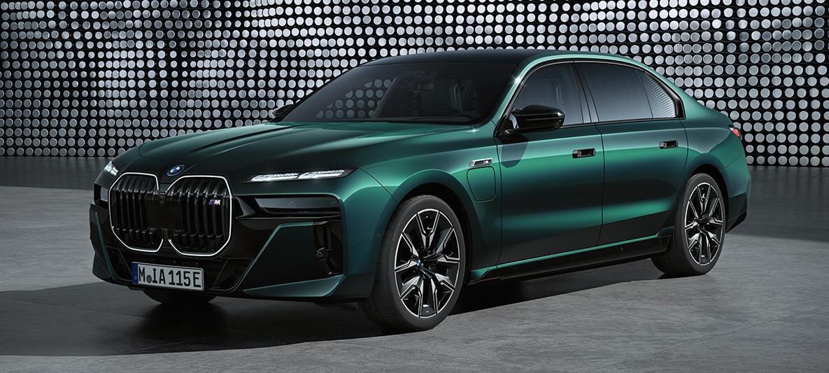 BMW i7 M70 xDrive — флагманский электрический седан BMW, который сочетает роскошь 7 Series, современные технологии и впечатляющую динамику.
Автомобиль создан для тех, кто хочет максимальный комфорт и мощность без бензинового двигателя.