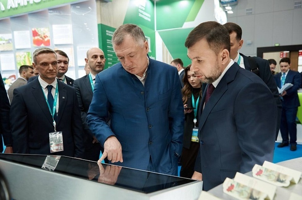    Пушилин рассказал Хуснуллину о темпах восстановления ДНР на форуме в Казани. Фото: ТГ/Хуснуллин