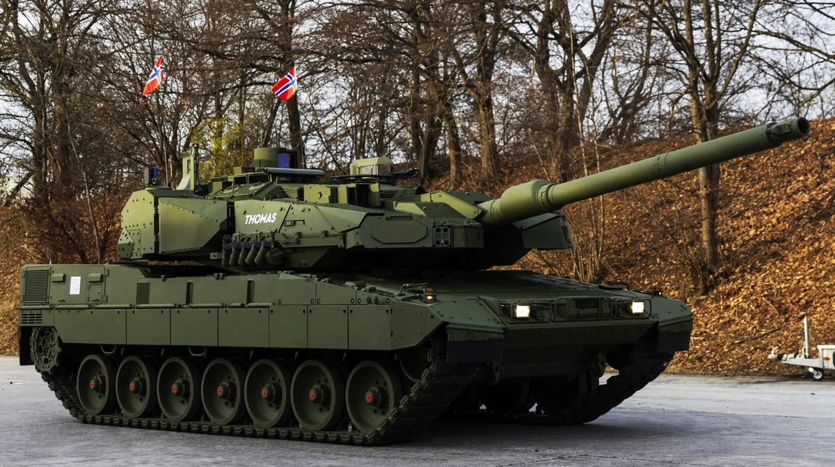 Танк с надписью на башне THOMAS- головной в Норвежском контракте.                                                     