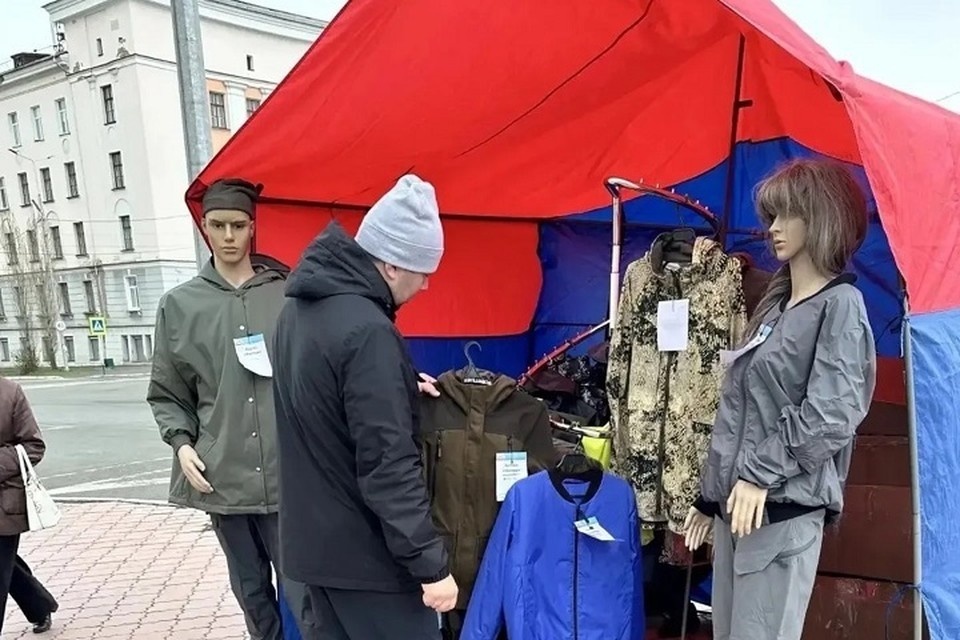    Ассортимент вызвал интерес у посетителей. Фото: пресс-служба ГУФСИН России по Свердловской области