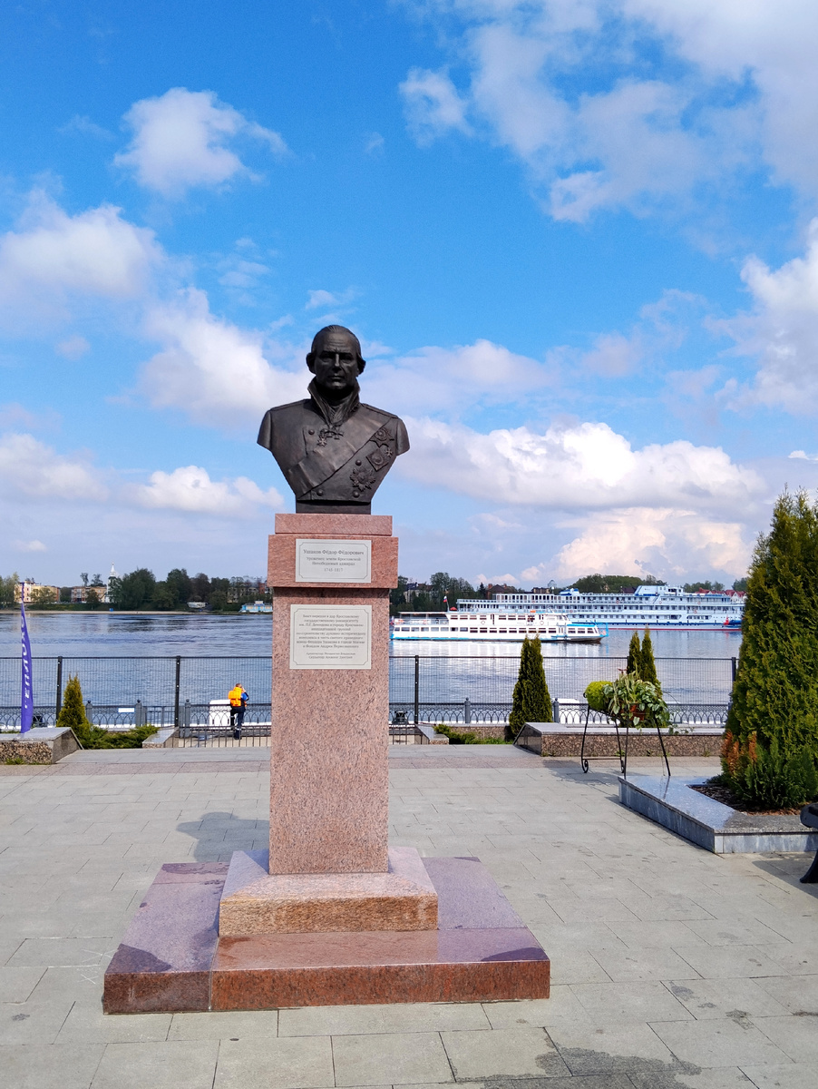 Бюст Ф. Ушакова. Установлен в 2025 г. 