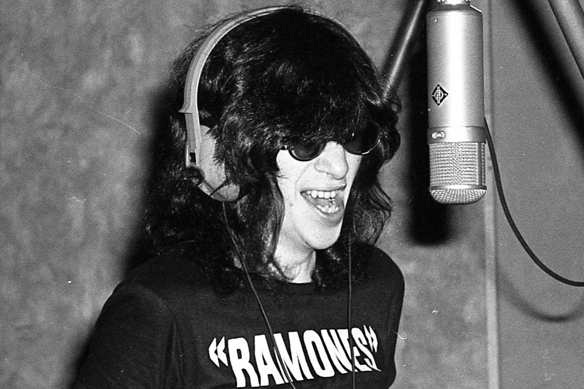 Джои Рамон записывает вокал для песни «Beat on the Brat» во время записи первого альбома Ramones, январь 1976 года. Фото: Дэнни Филдс