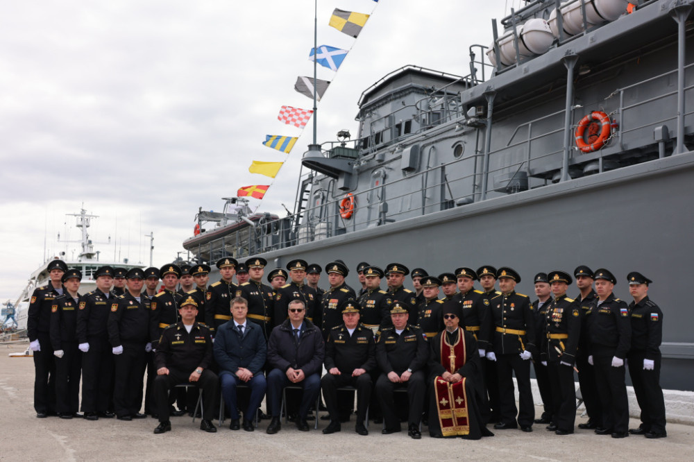 
Церемония подъема Военно-морского флага Российской Федерации на морском тральщике «Полярный» (заводской номер 530) проекта 12700 (шифр «Александрит»), построенном на АО «Средне-Невский судостроительный завод». Балтийск, 30.04.2026 (с) Министерство обороны Российской Федерации и АО «Объединенная судостроительная корпорация»