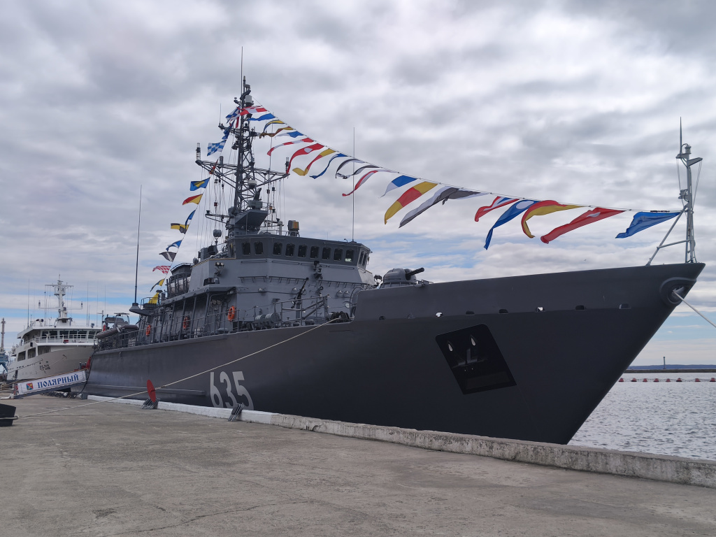 Церемония подъема Военно-морского флага Российской Федерации на морском тральщике «Полярный» (заводской номер 530) проекта 12700 (шифр «Александрит»), построенном на АО «Средне-Невский судостроительный завод». Балтийск, 30.04.2026 (с) АО «Объединенная судостроительная корпорация»


