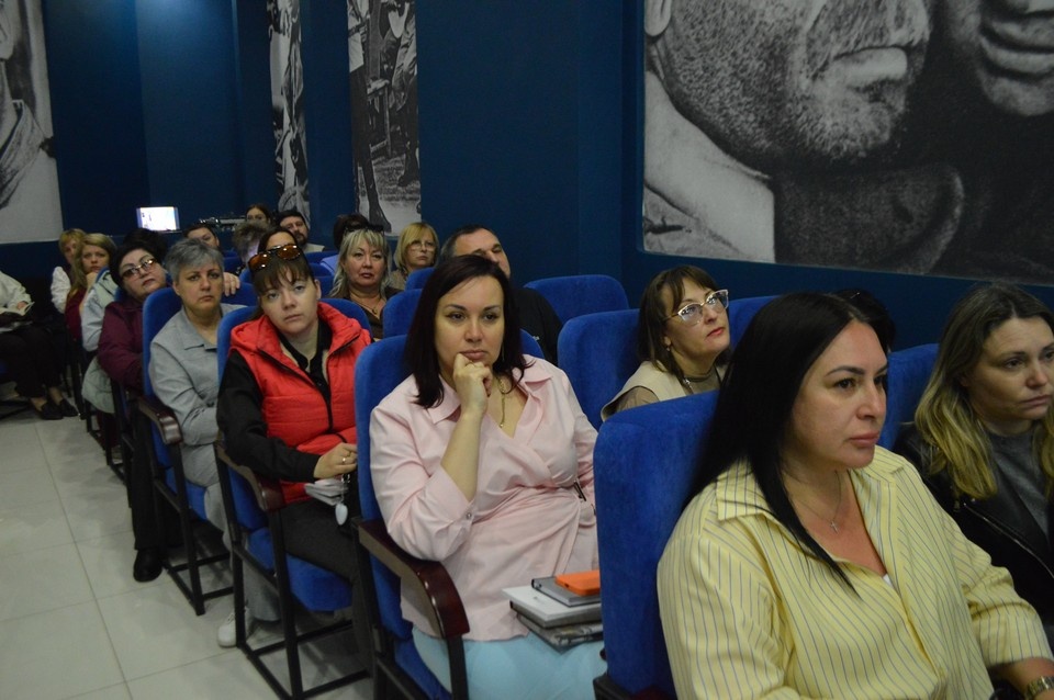    В зале музея Великой Отечественной войны собрались представители всех школ Донецка Роман ПОБЕРЕЖНЮК