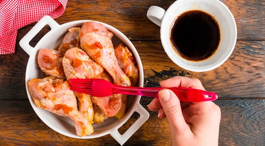   Соевый соус — один из самых популярных маринадов для курицы (Shutterstock/FOTODOM)