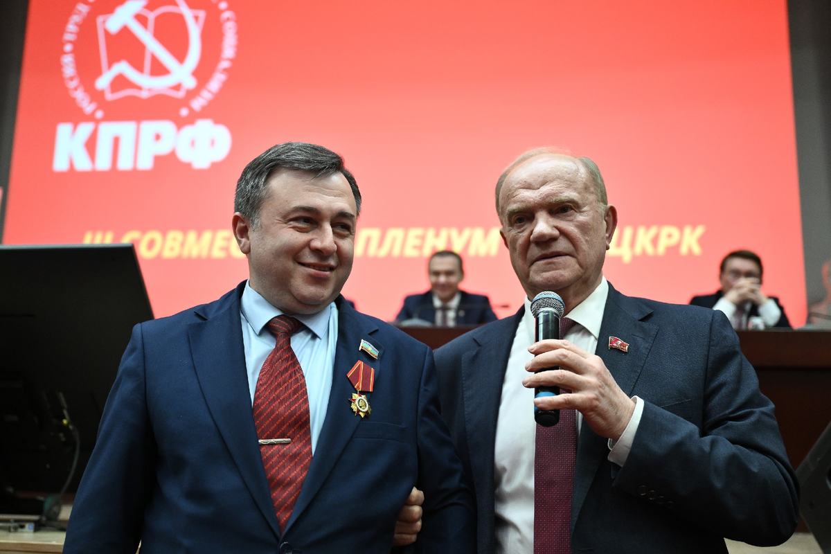 Член ЦК КПРФ Кемал Бытдаев, на снимке рядом с Г.А. Зюгановым, Недавно у него был юбилей. На III апрельском Пленуме ЦК КПРФ лидер коммунистов России вручил Кемалу Курмановичу орден КПРФ "Партийная доблесть". Фото Ивана Водопьянова. Пресс-служба ЦК КПРФ.
