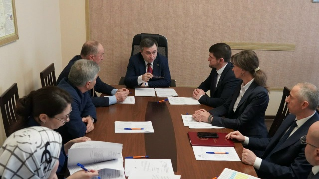 К.К. Бытдаев, председатель Комитета по Аграрной политике Народного Собрания (Парламента) Карачаево-Черкесской Республики проводит заседание Комитета.