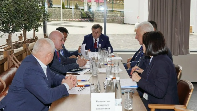 В рамках проведения СКПА (СЕВЕРО-КАВКАЗСКОЙ ПАРЛАМЕНТСКОЙ АССОЦИАЦИИ), 22 октября 2025 г. К.К. Бытдаев как временный председатель провел заседание комитета по аграрным вопросам и природопользованию.