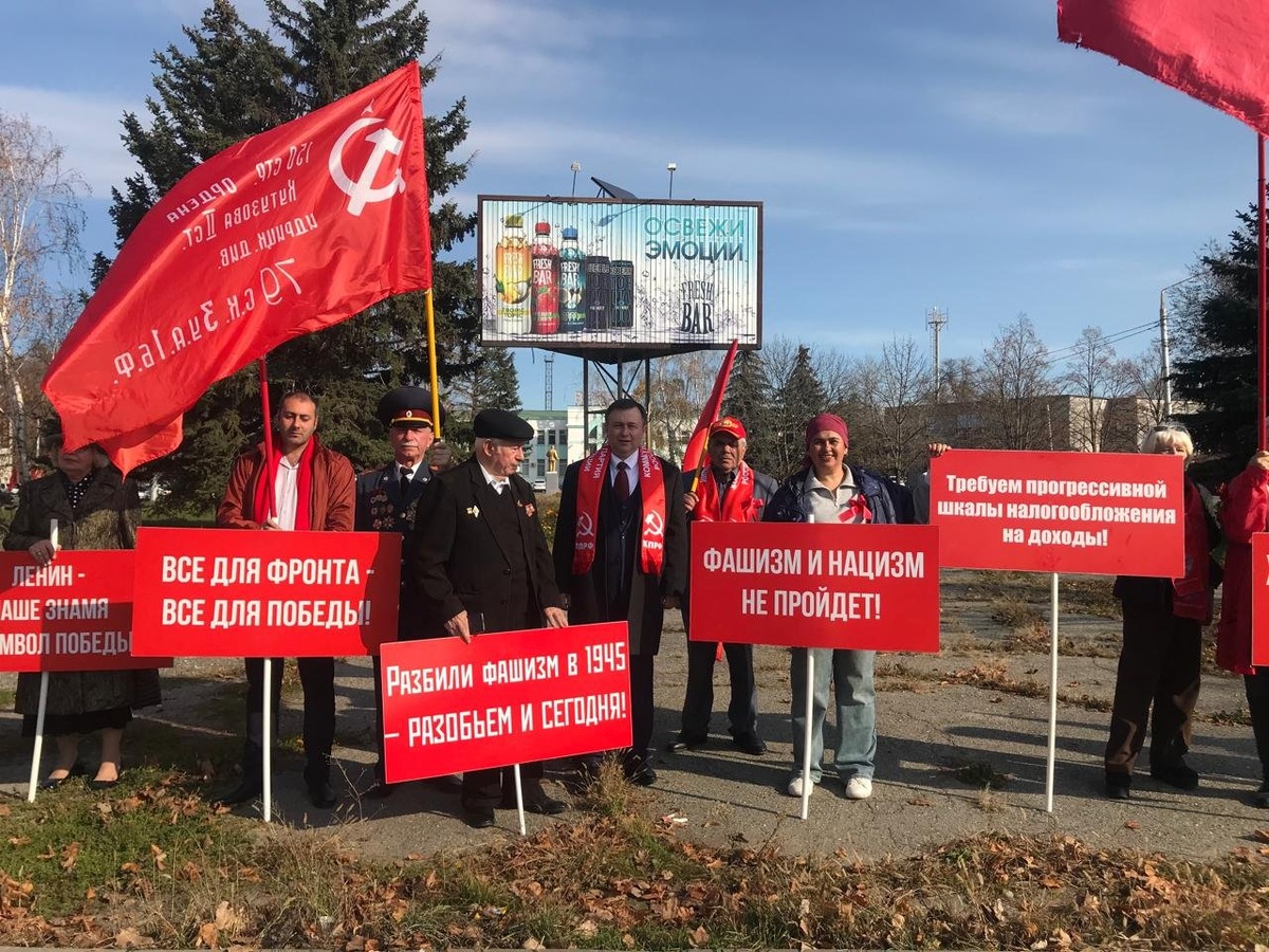 На пикете в честь Великой Октябрьской социалистической революции. Черкесск. 7 ноября 2025 г.