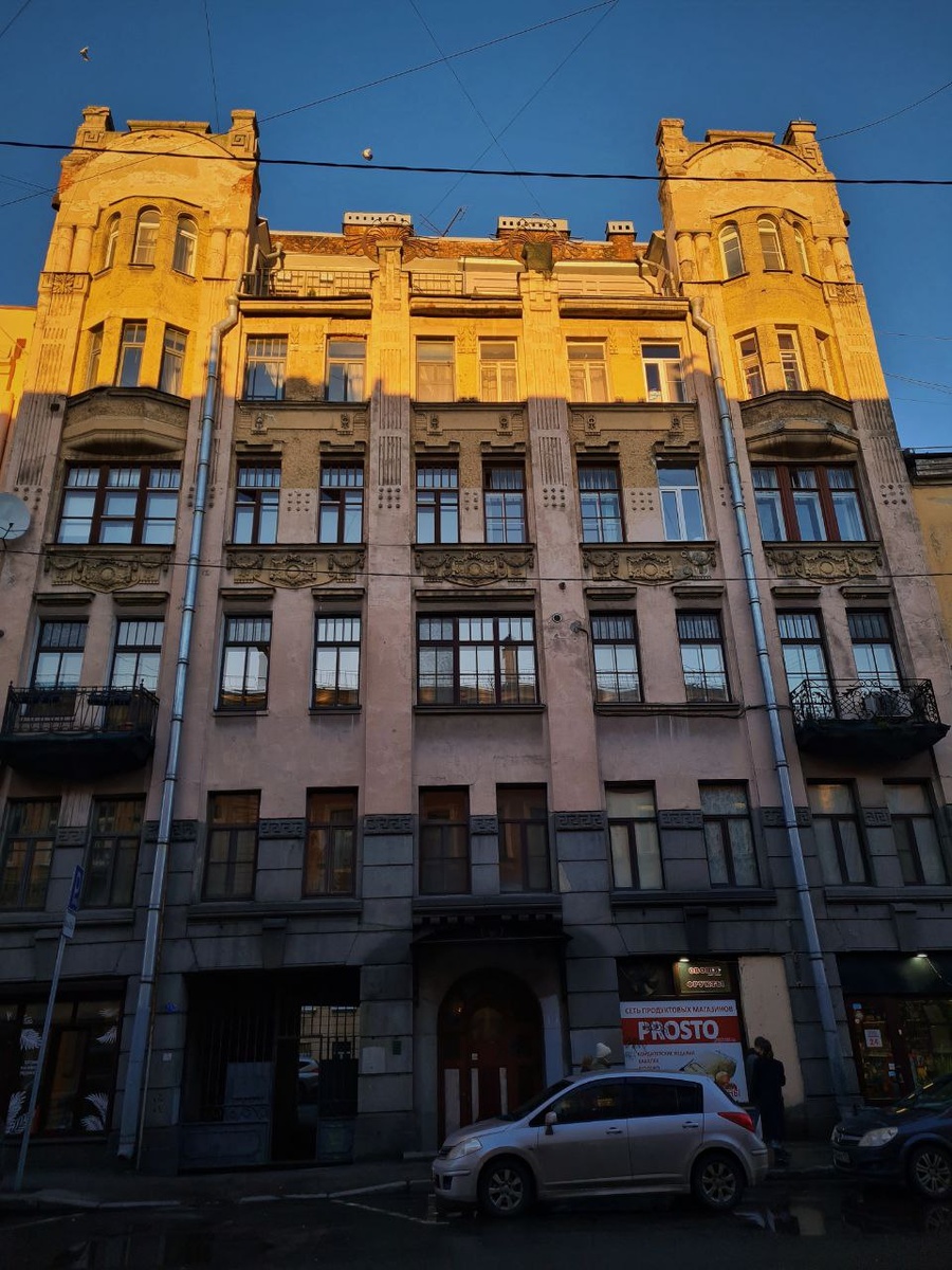 Дом выполнен во всеми любимом архитектурном стиле - модерн. Фото: Парадная гостья