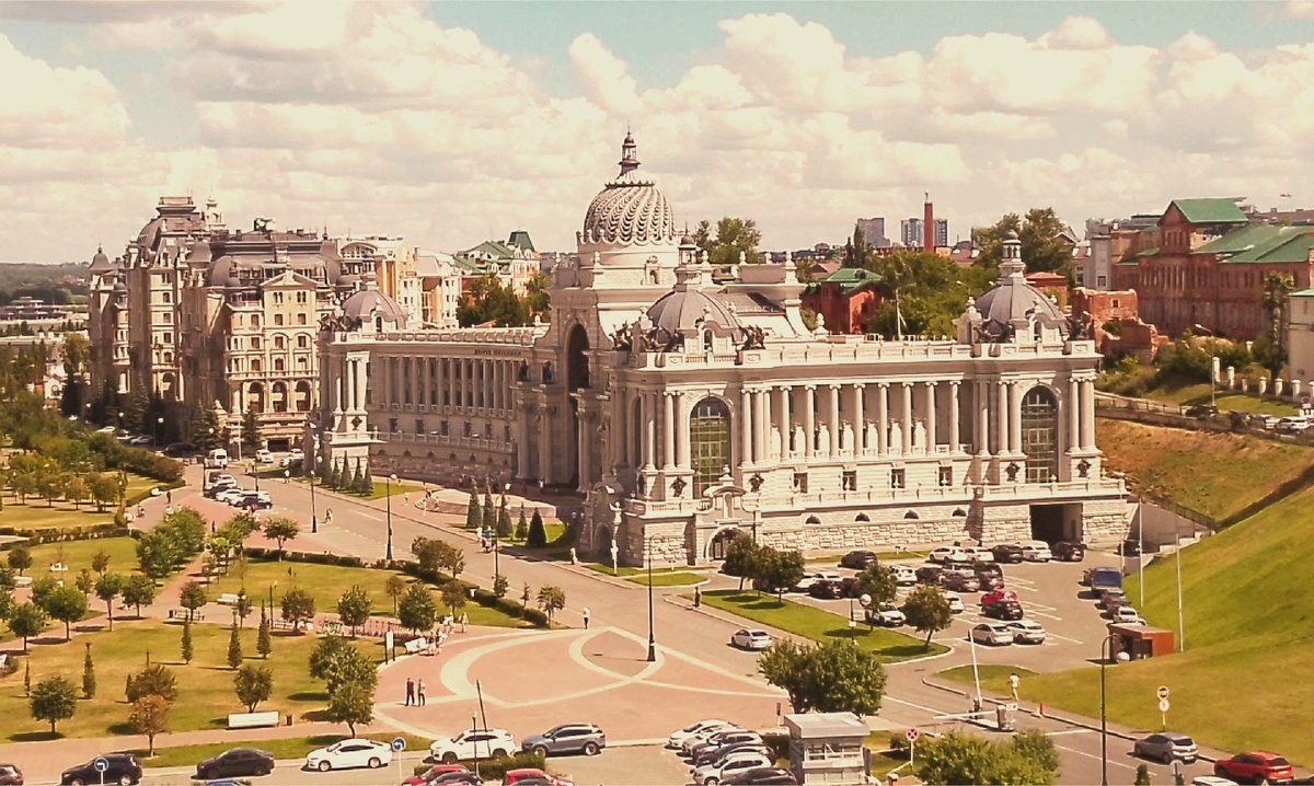 Стоит красавчик