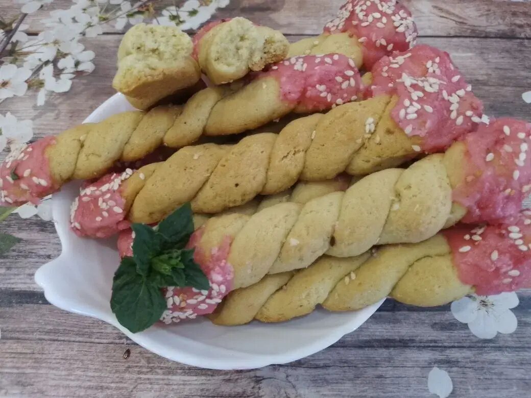 Песочное печенье в сахарной глазури и кунжуте