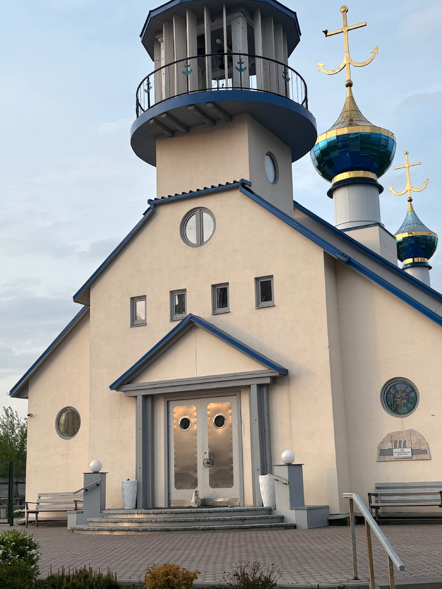 Найдите главного прихожанина храма на фото