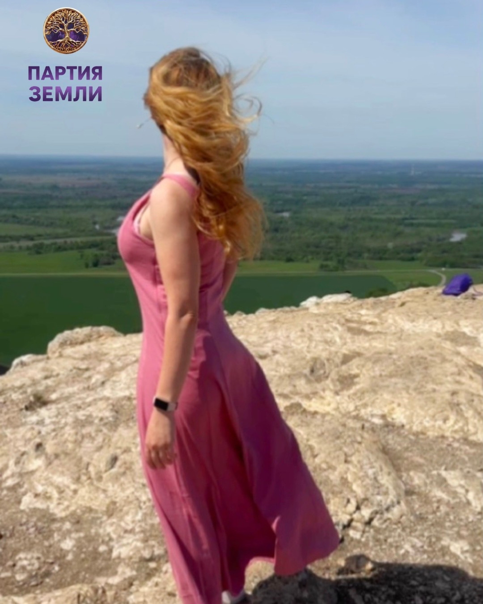 Евгения Куцуева, лидер «Партии Земли» на вершине Шихана Торатау. 13 мая 2026.