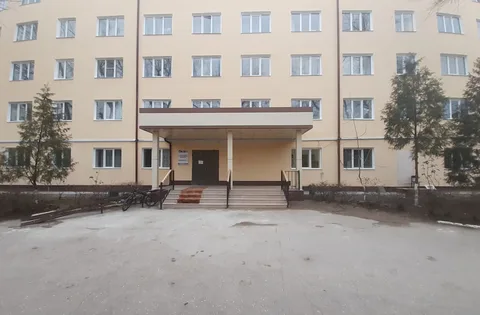 Здание, похожее на здание средней школы, в которой учился Николай