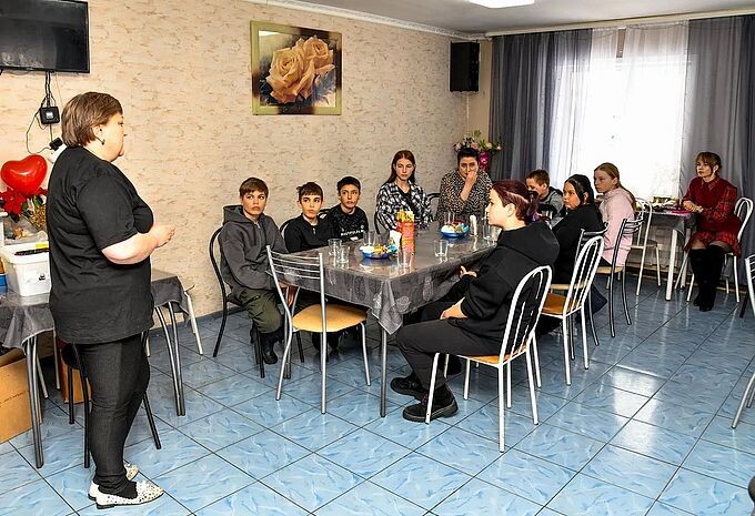 Комелькова Светлана Васильевна выступает перед посетителями кафе «Анютка»