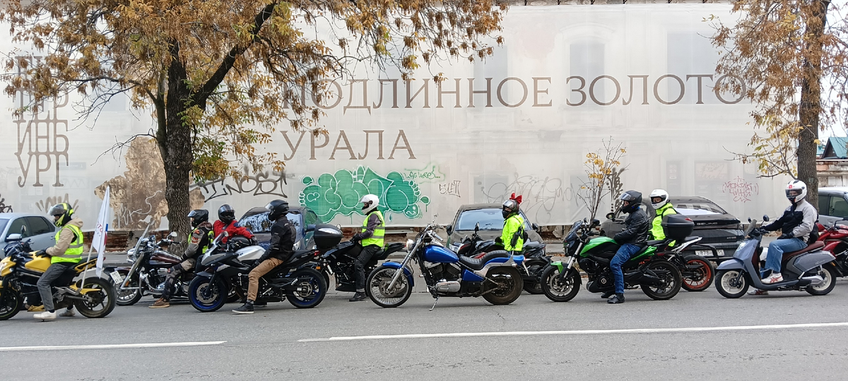 Напокупали себе мотоциклов и ездят в удовольствие