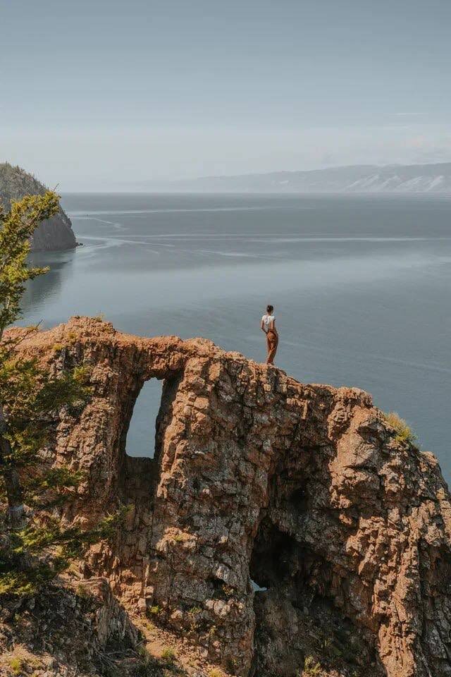 Стоишь на скале. Просто смотришь. И вдруг ощущаешь Байкал.