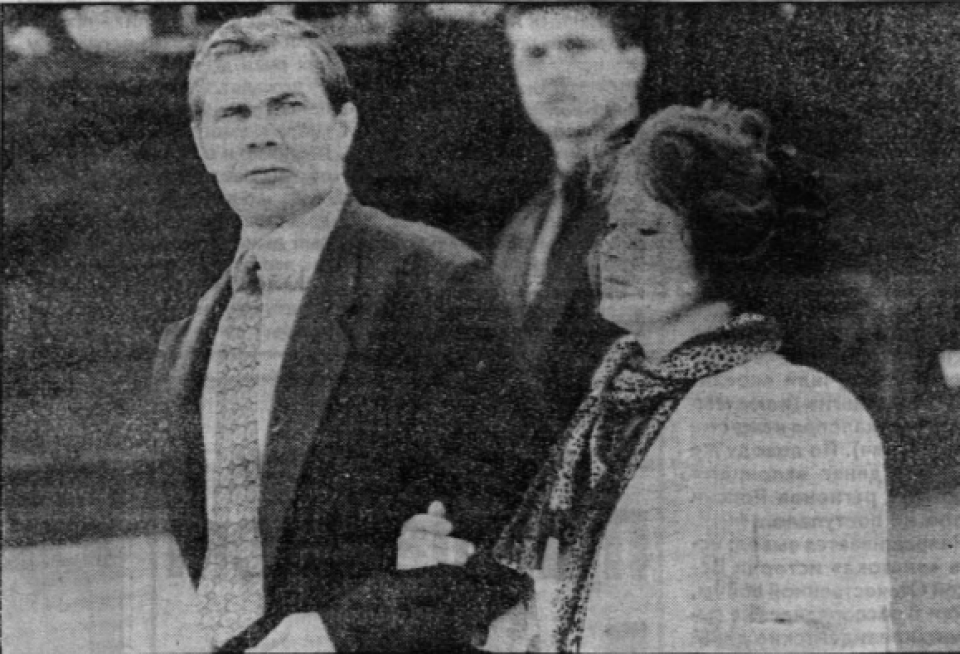 Александр Лебедь с женой в Барнауле 16 мая 1996 года
Фото: скриншот газеты "Алтайская правда" от 18 мая 1996 года. Фото Андрея Каспришина