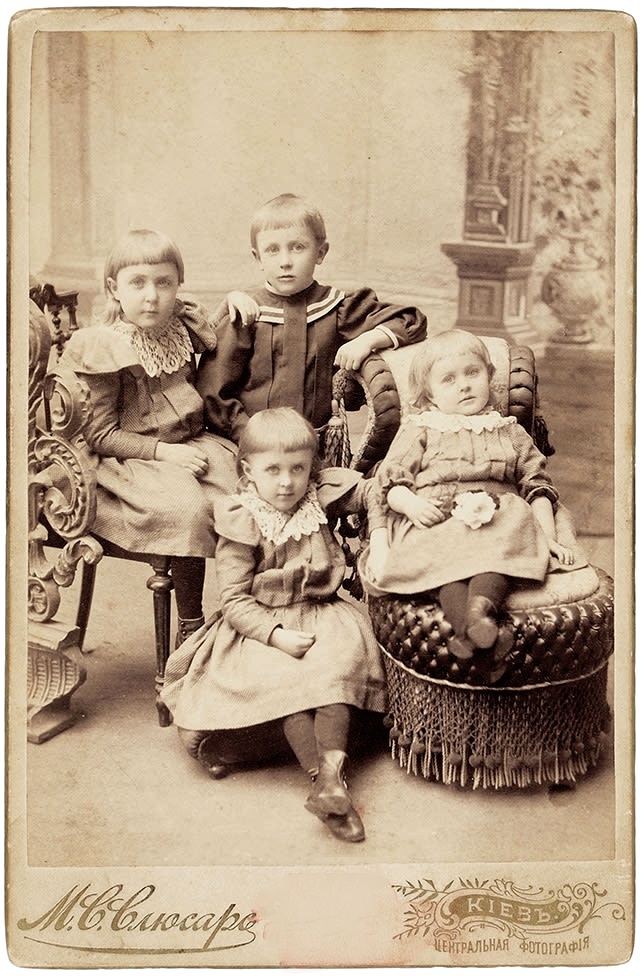    Дети семьи Булгаковых: Вера, Миша, Надя, Варя. 1897 / Фото: Аукционный дом "Литфонд"