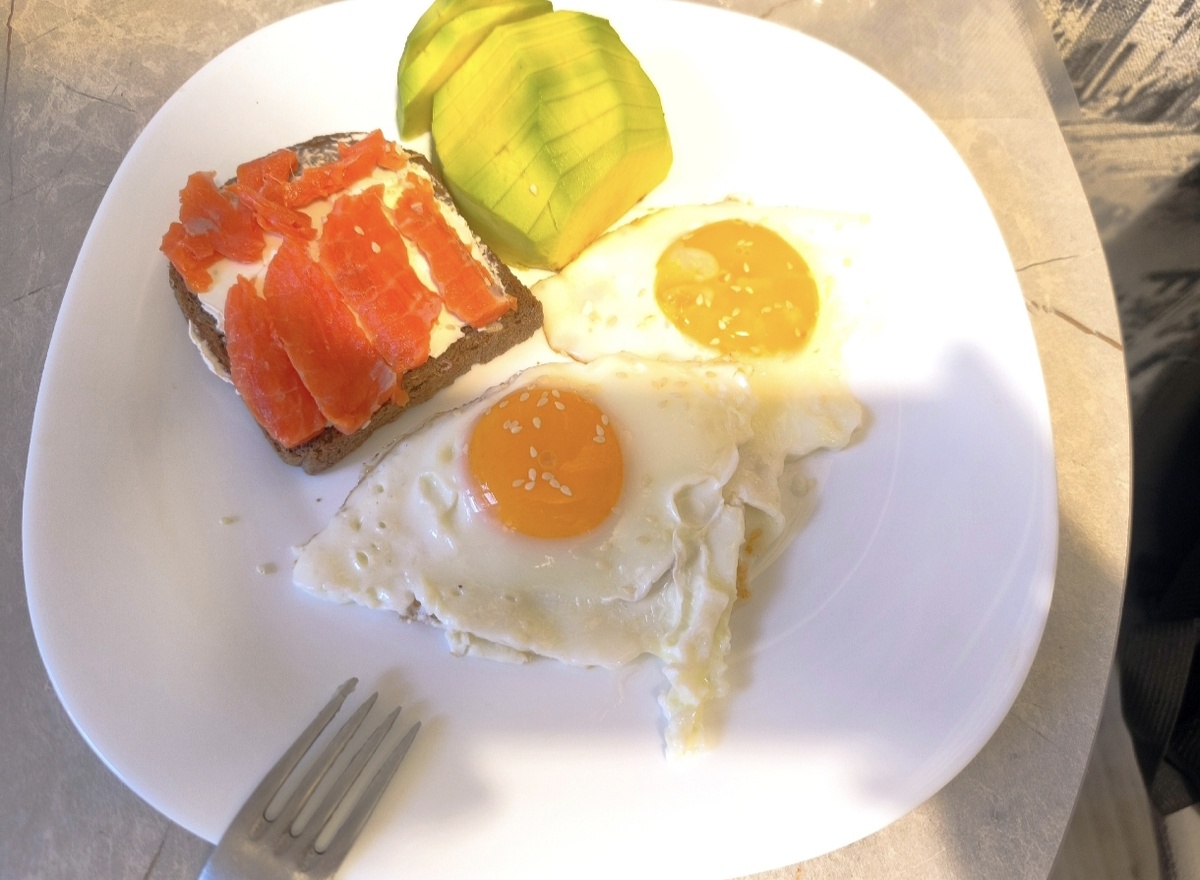 Яичница, бутерброд с маслом и слабосолёной рыбкой, авокадо.
