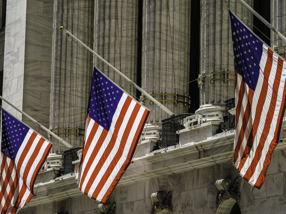   Американские флаги на здании нью-йоркской фондовой биржеCC BY 2.0 / Billie Grace Ward / American Flags on NYSE