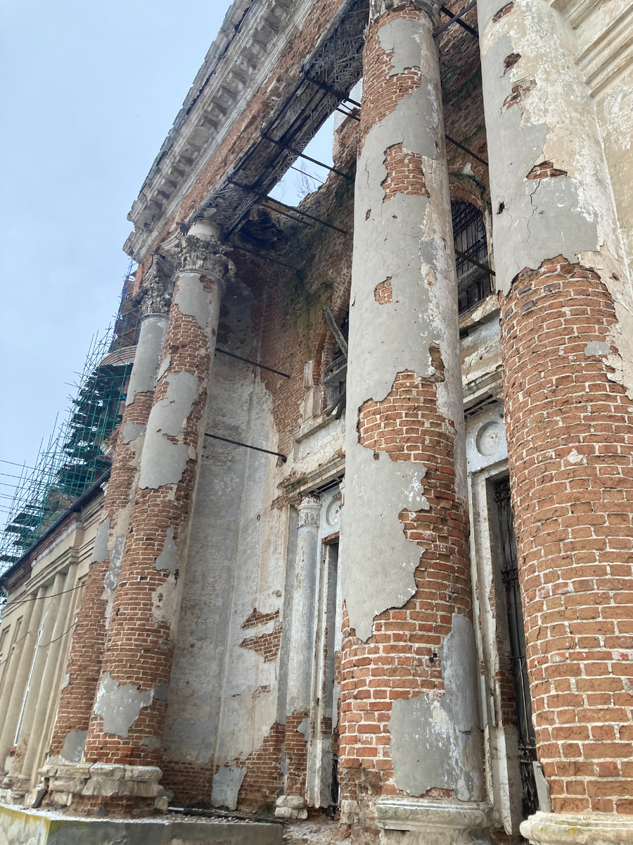 Здесь постаралось время. Но поверьте, алкидная краска справилась бы не хуже и в разы быстрее.
