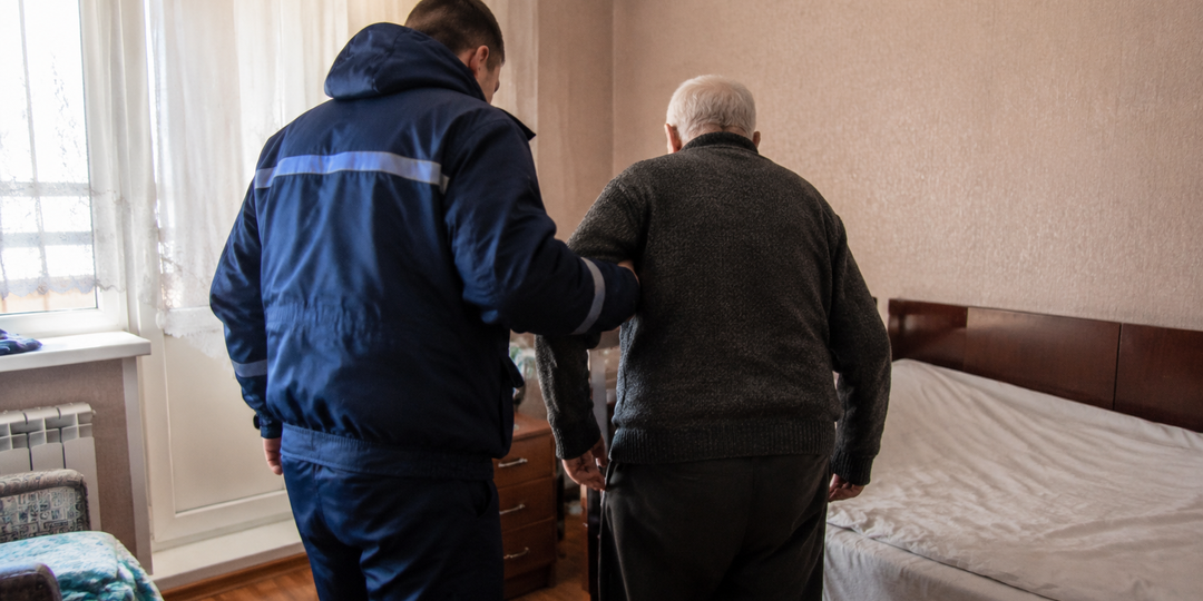 Спасатели помогли пожилому няганцу с инвалидностью