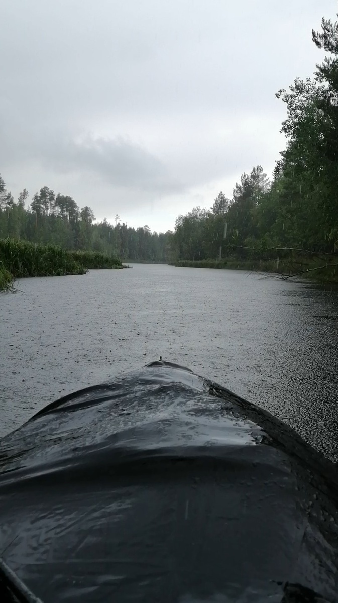 Плыву в лодке на заимку по дождю
