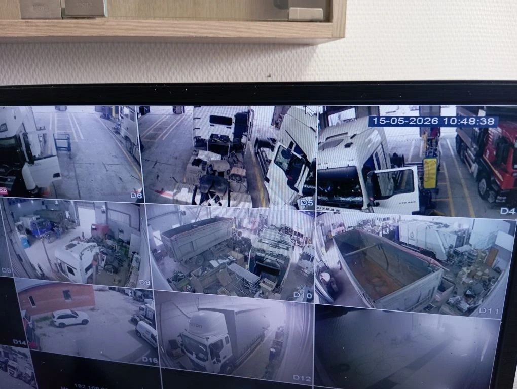 Наблюдение за ходом ремонта на мониторах.