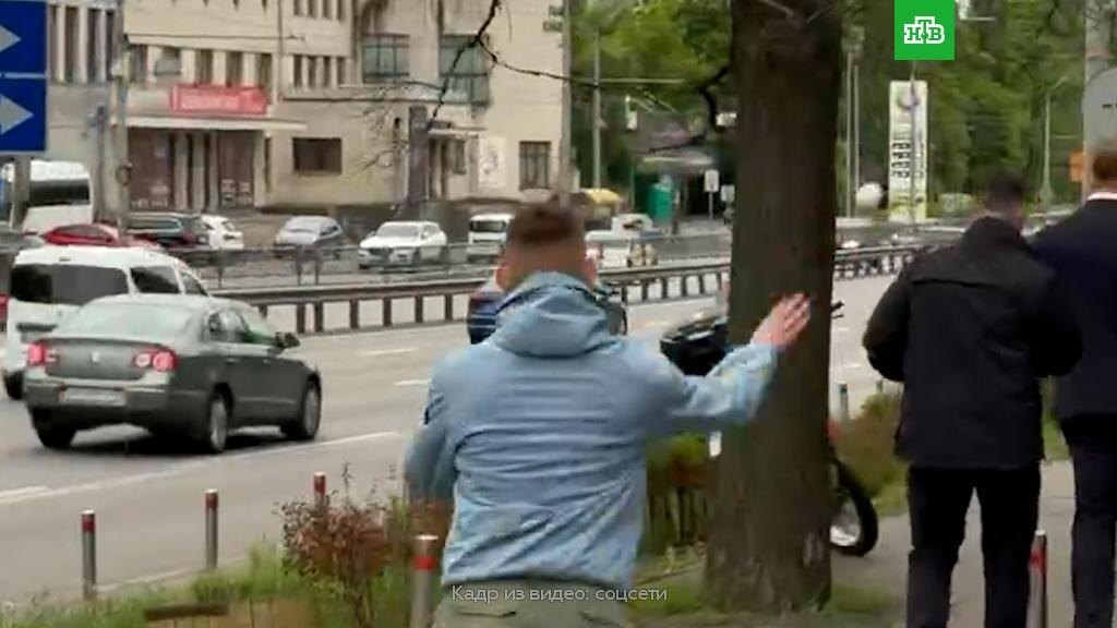    В Ермака запустили яйцом после его выхода из зала суда
