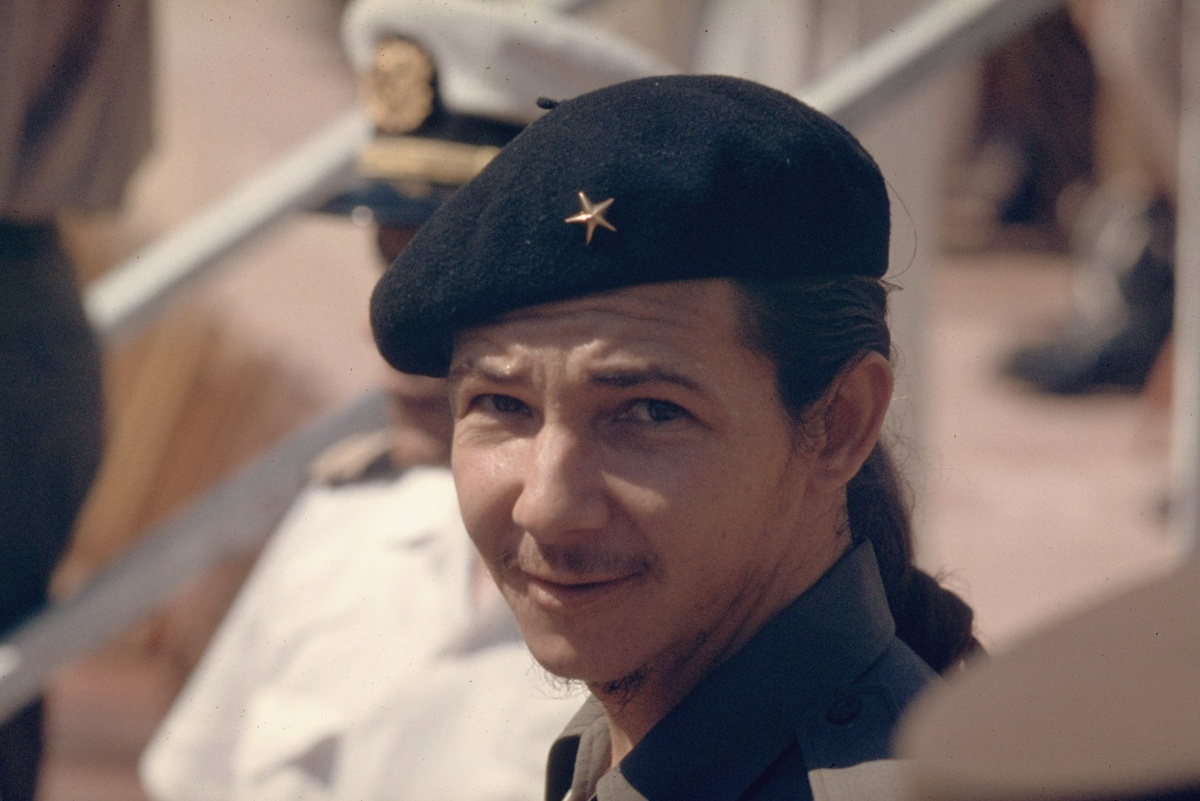    1959 год. Кубинский лидер Рауль Кастро на массовом праздновании победы в Гаване. /Lee Lockwood/Getty Images
