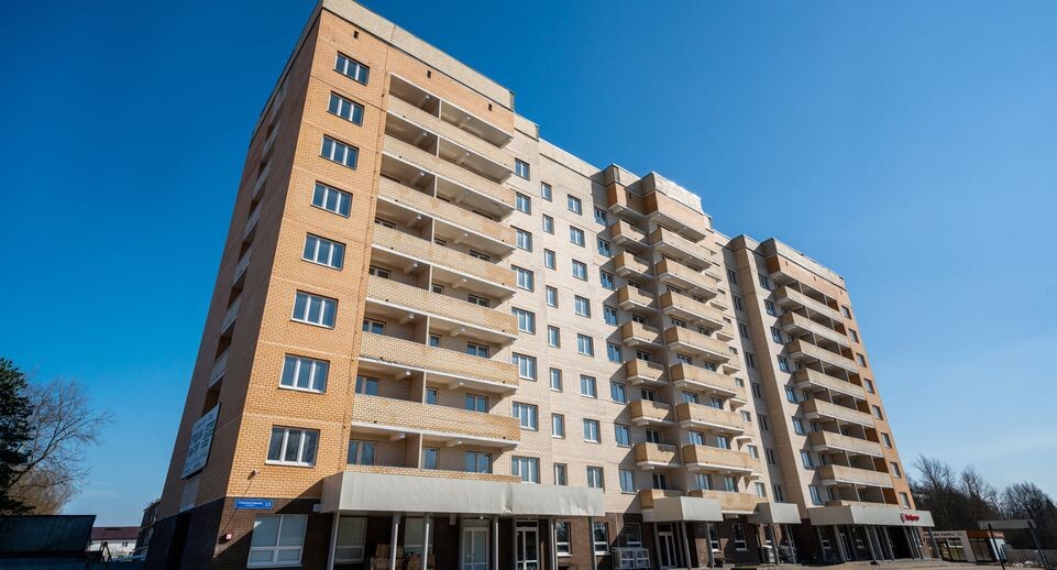    Новый дом в микрорайоне Локомотивный поселка Поварово округа Солнечногорск для переселенцев из аварийного жилья / Медиасток.рф