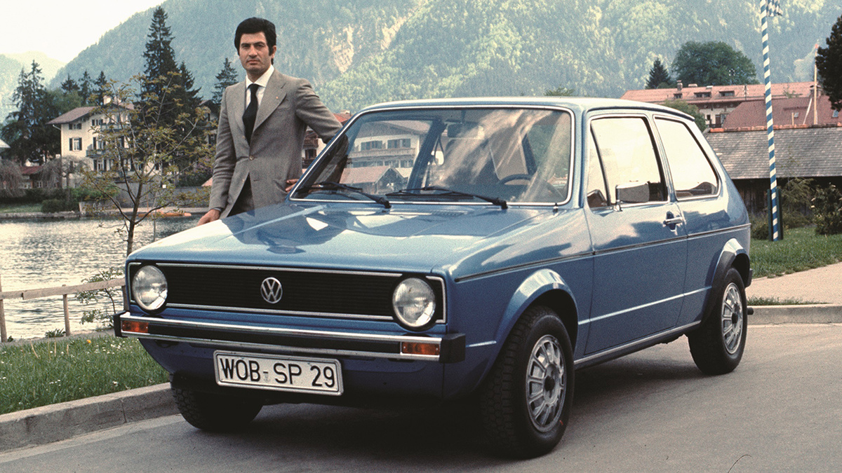 Golf первого поколения (Mk1) вошел в учебники автомобильного дизайна как эталон «рубленого» стиля. Вместо округлых и плавных форм, доминировавших в 1960-х годах, Джуджаро создал строгий, геометричный и подчеркнуто функциональный силуэт