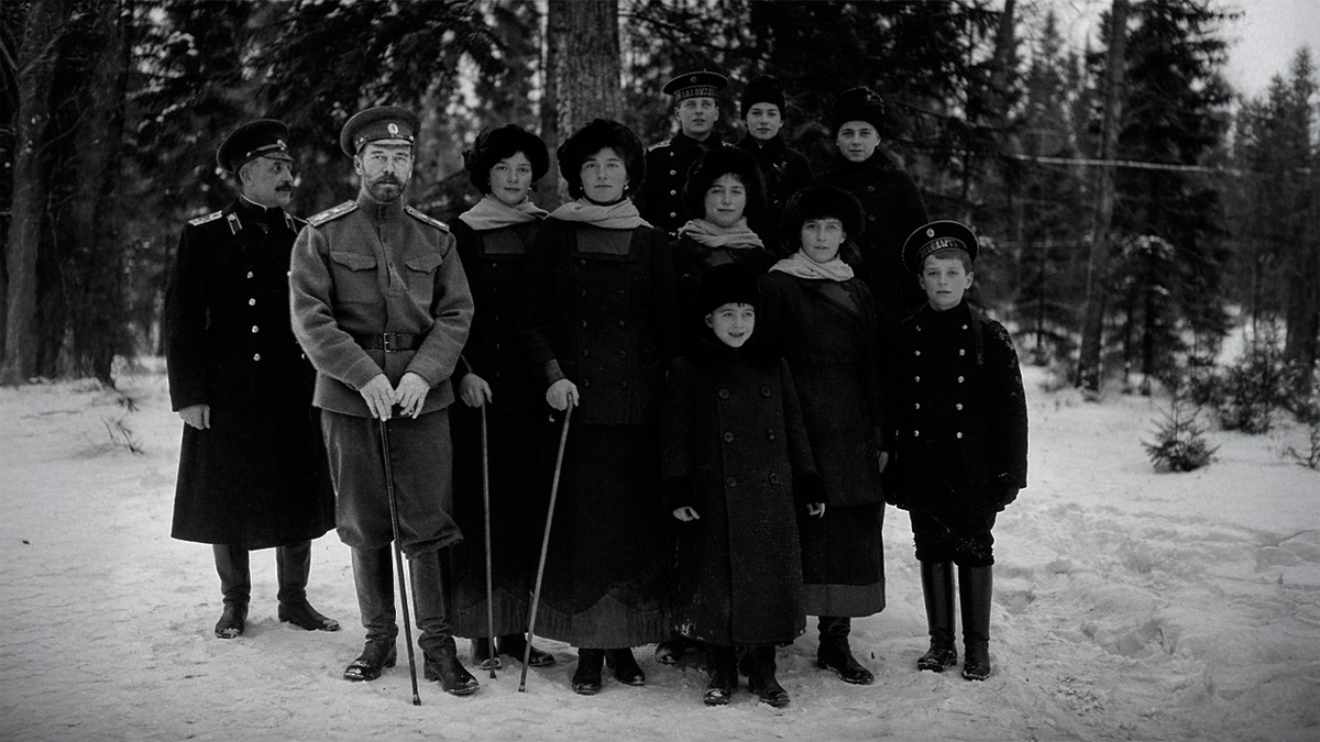 Николай II с семьей во времена отречения от престола, 1917 год
