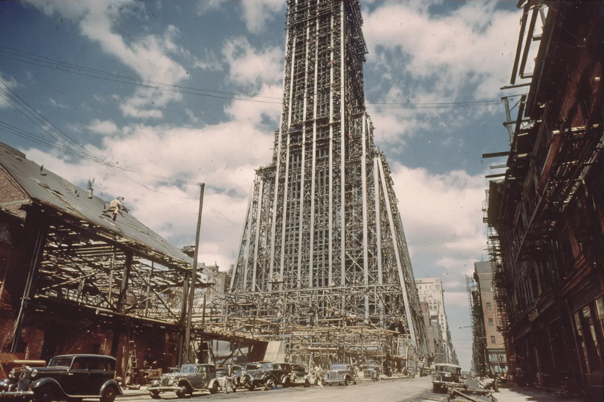 Стальной каркас Empire State Building. 60 тысяч тонн стали, 10 миллионов заклёпок. Монтажники работали на высоте без страховки, переходили с балки на балку. Ни касок, ни тросов. 102 этажа за 13 месяцев. Рекорд, не побитый до сих пор. Как им это удалось? 🏙️⚡