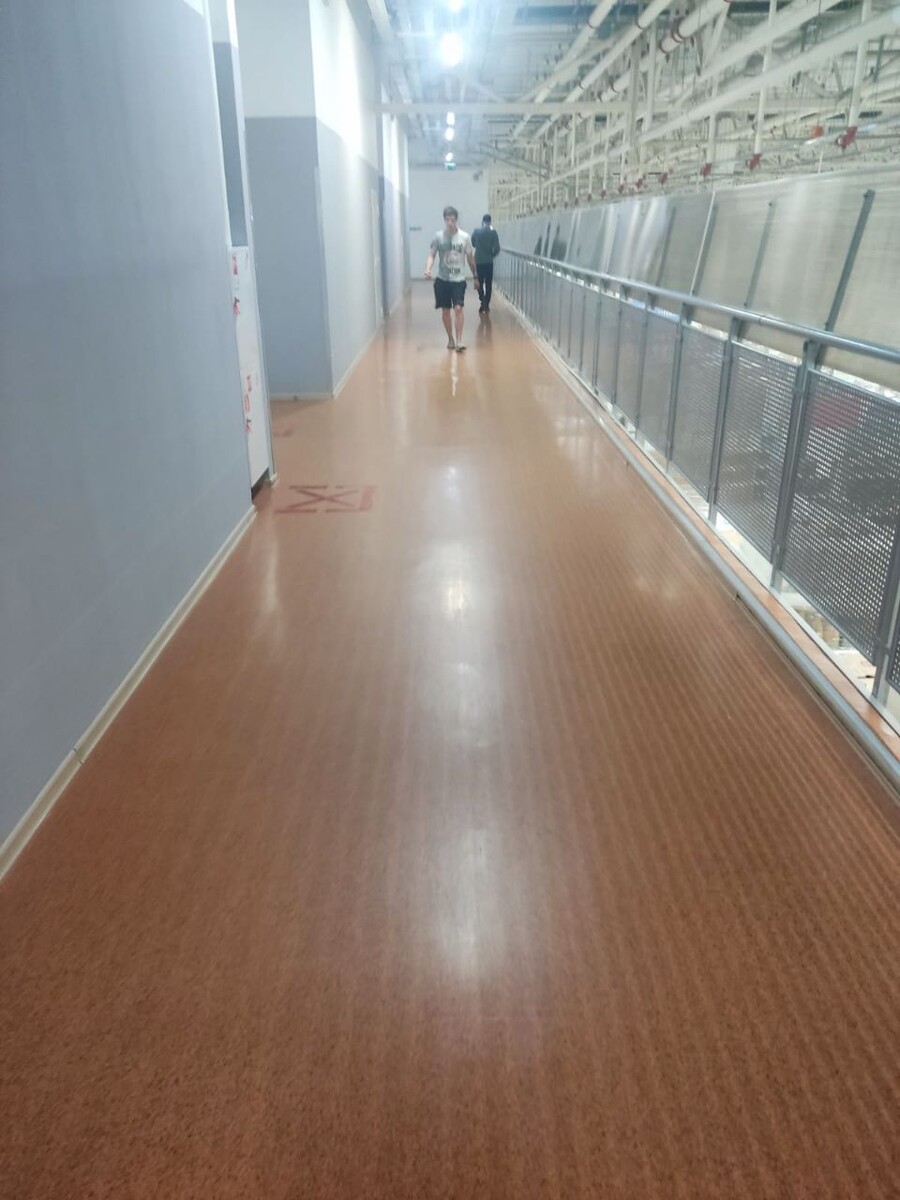 помещение площадью 510 м2, покрытие — старый линолеум
