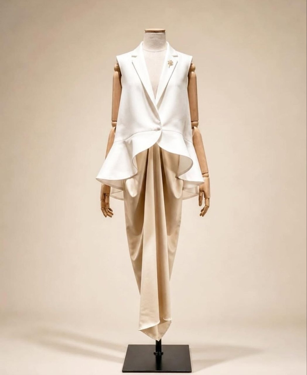 В чем разница между правильно и хорошо одет? Make sure you are appropriately dressed for the interview.