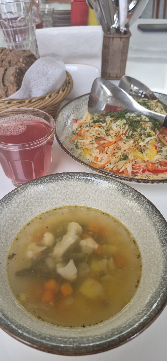 Не очень я люблю чисто овощные супы, если честно. Не хватает мяса)