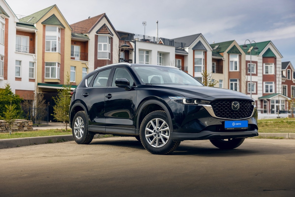    Mazda CX-5 предлагается в семи разных цветах. Пять — это бесплатные черный, белый, серый, синий и золотистый, а за красный Soul Red Crystal и серый Platinum Steel Gray нужно добавить 35 тысяч рублей