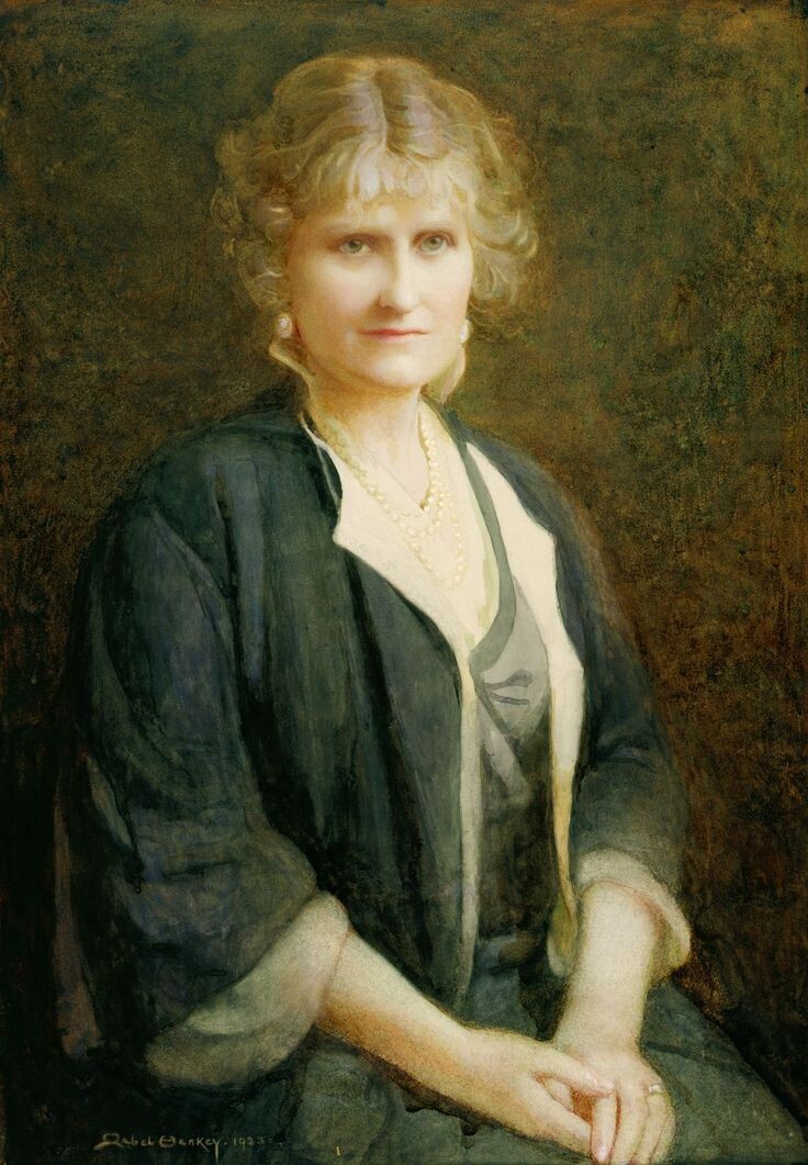 Сесилия Нина Кавендиш-Бентинк, графиня Стратмор и Кингхорн (1862-1938 гг.) по сплетням - она не родная бабушка с материнской линии Елизаветы Второй